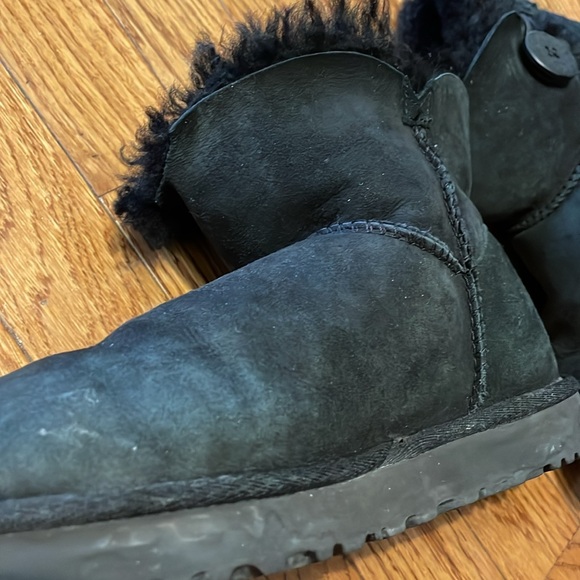 UGG Mini Bailey Button II- Short Black - Picture 8 of 11
